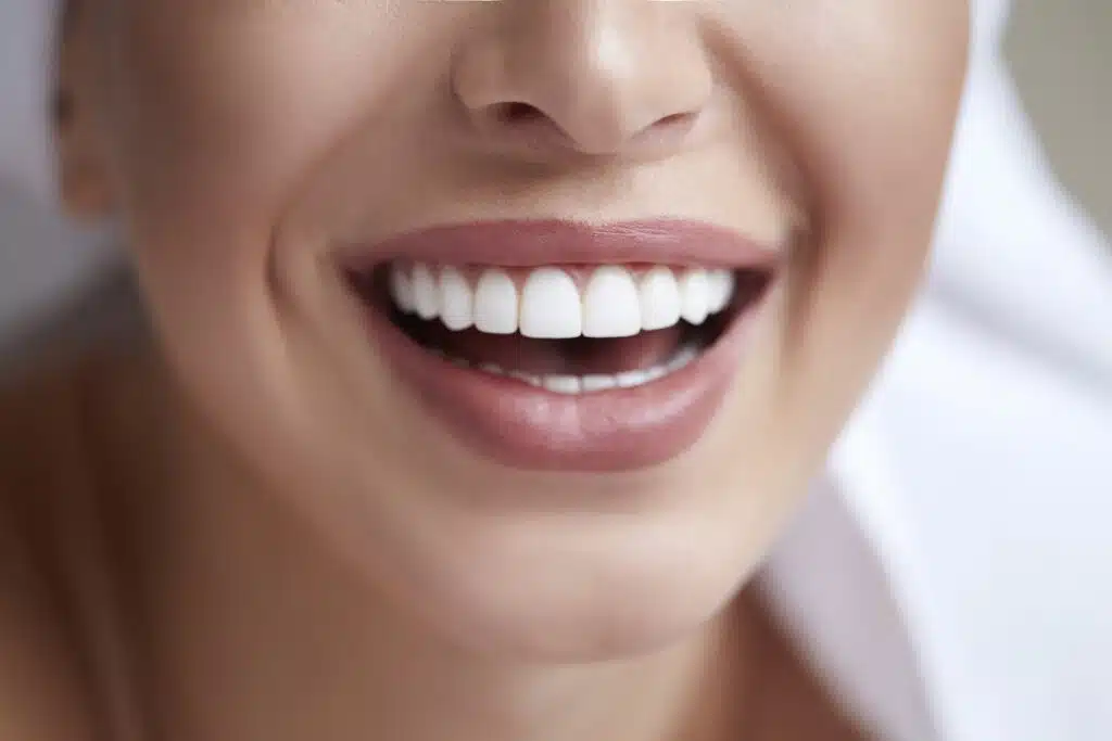 benefits-of-a-white-porcelain-dental-crown-1024x683