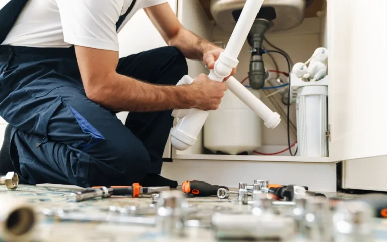 4O7DRB0_plumber_jpg
