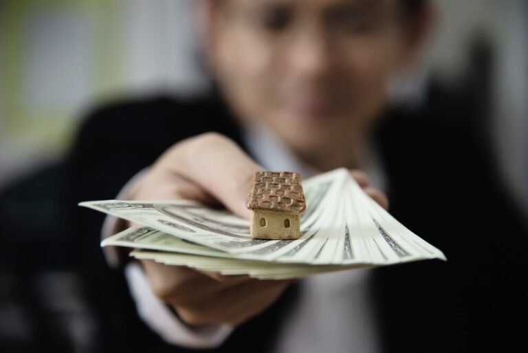 business-man-show-money-bank-note-make-financial-plan-invite-people-sell-buy-house-car-monetary-properties-loan-credit-insurance-concept_1150-13575