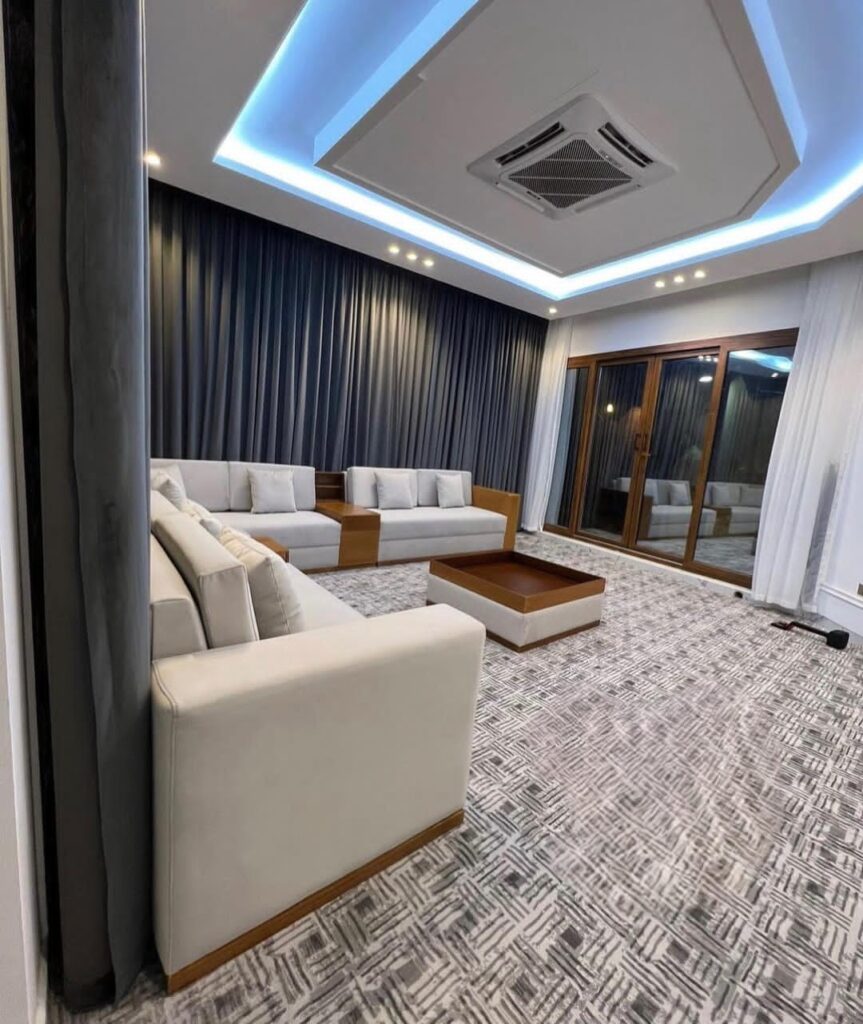 Wall to wall carpet feature