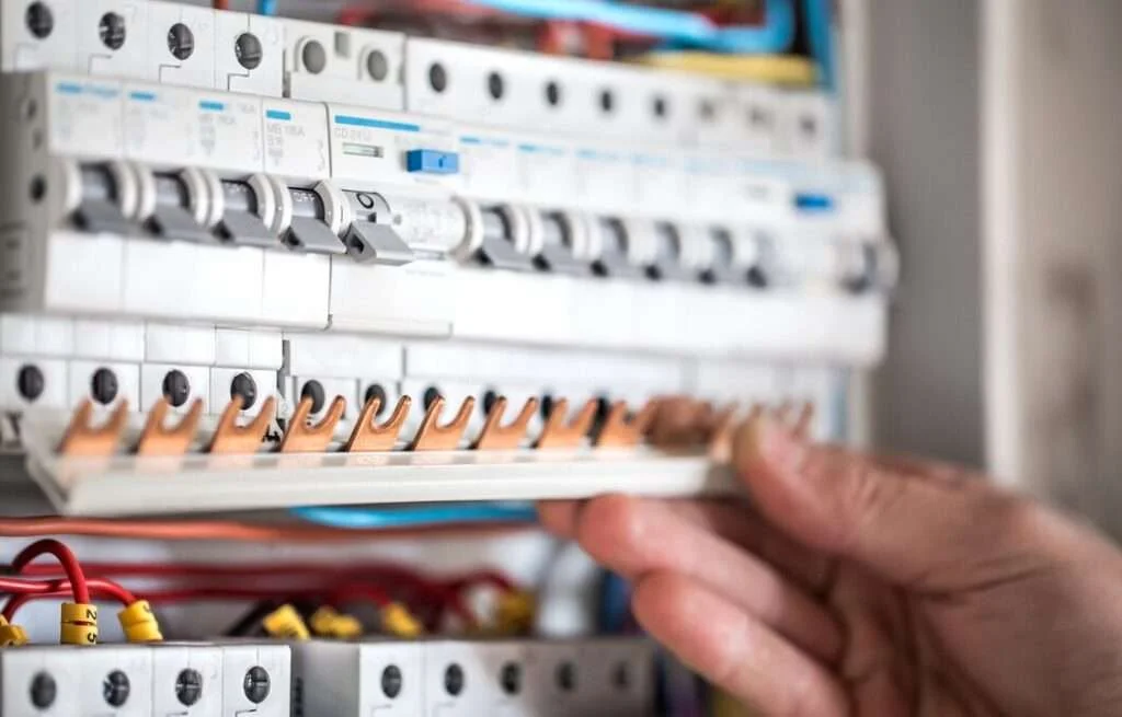 man-electrical-technician-working-switchboard-with-fuses-installation-connection-electrical-equipment-close-up_169016-5076-1024x655.jpg.bv