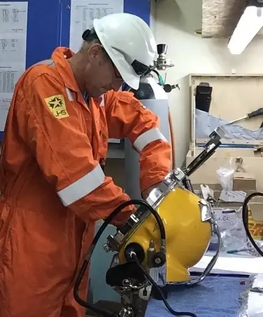 hat-dive-technician-1