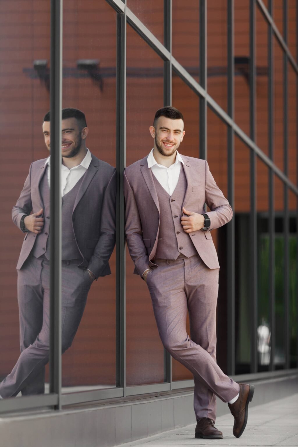 imgi_16_smartly-dressed-businessman-modern-businessman-confident-young-man-full-suit-standing-outdoors-with-building-background-scaled