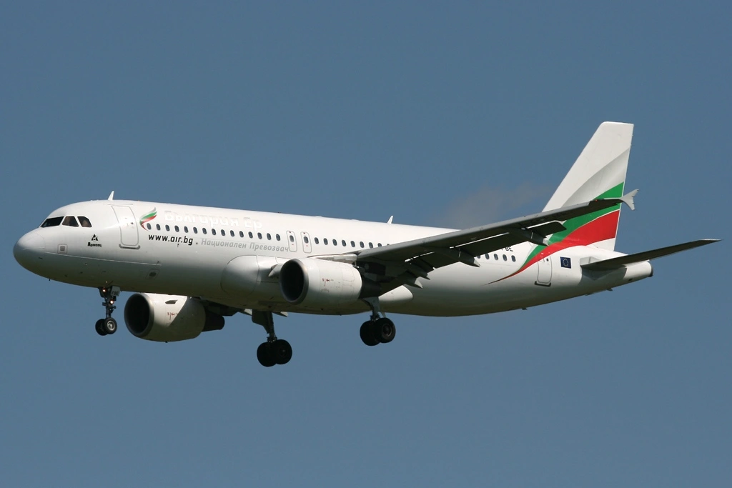Airbus_A320-214,_Bulgaria_Air_JP7388467 (1)
